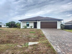 2210 NE 23rd Pl in Cape Coral, FL - Building Photo