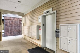 240 S Reynolds St in Alexandria, VA - Building Photo