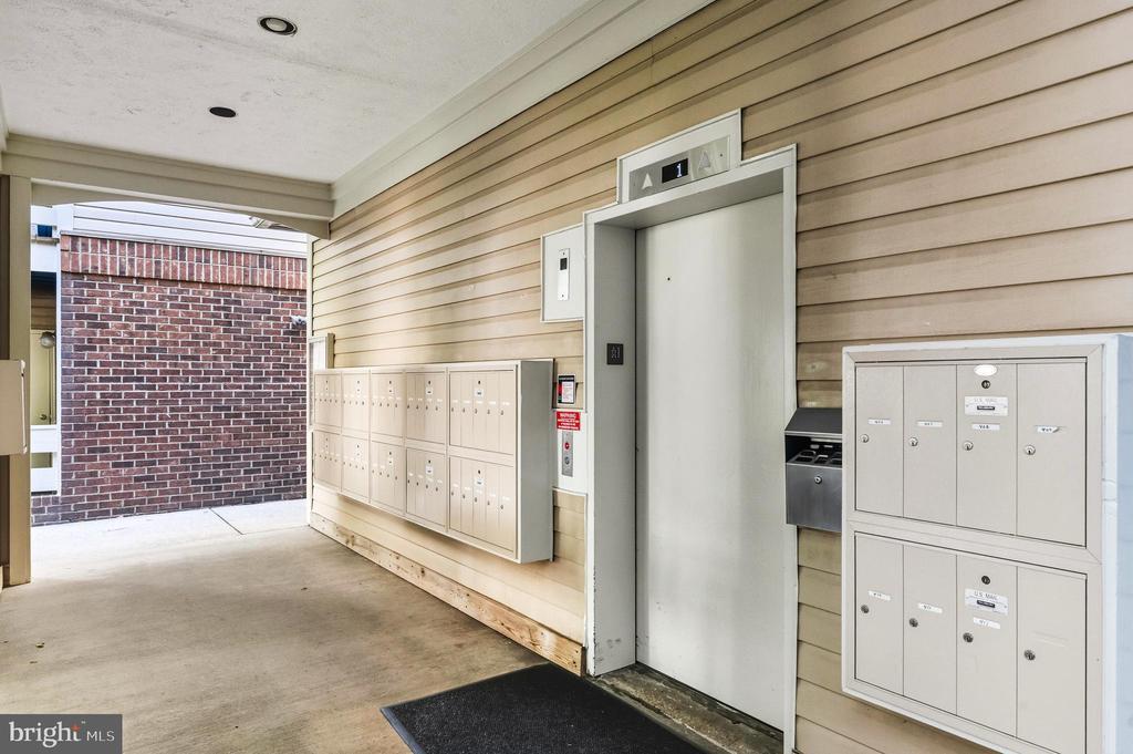 240 S Reynolds St in Alexandria, VA - Foto de edificio