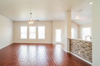 3039 Hidden Meadow in Seguin, TX - Building Photo - Building Photo