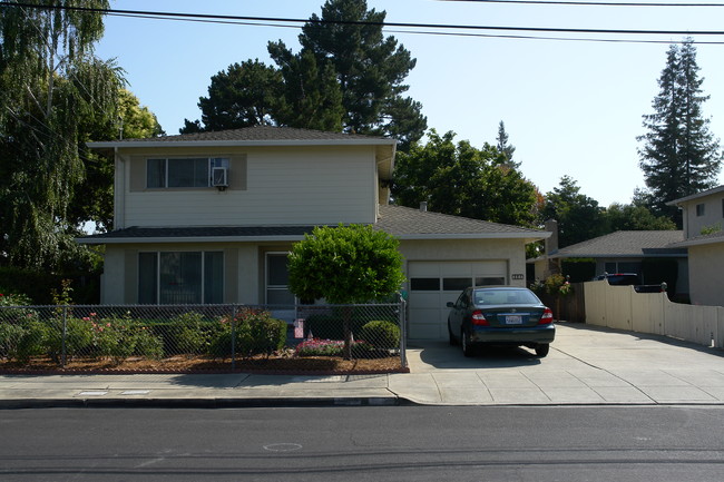 1121 King St in Redwood City, CA - Foto de edificio - Building Photo