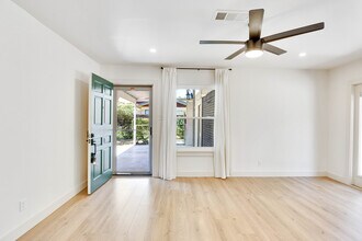 2102 Bristol Dr in Austin, TX - Building Photo - Building Photo