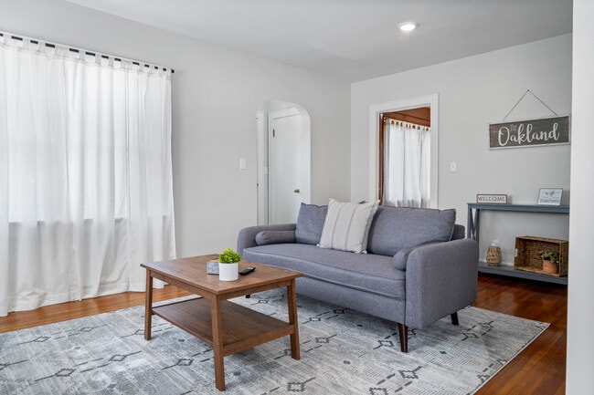 1223 E Oakland Ave in Bloomington, IL - Building Photo - Building Photo