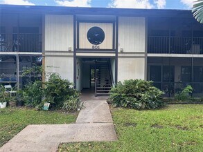 801 NE 199th St in Miami, FL - Foto de edificio - Building Photo