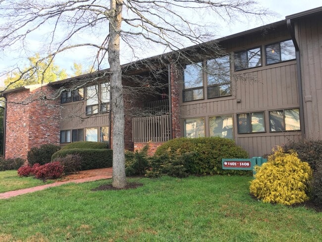 1401 Oak Tree Dr in Chapel Hill, NC - Building Photo - Building Photo