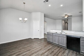 601 Turtle Dove Dr in Sealy, TX - Foto de edificio - Building Photo