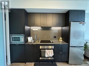 86 Dundas St E in Mississauga, ON - Building Photo - Building Photo