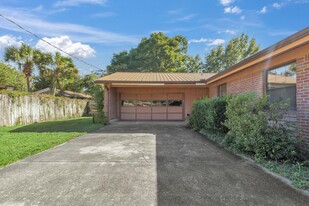 102 Vincent Cir in Niceville, FL - Foto de edificio - Building Photo