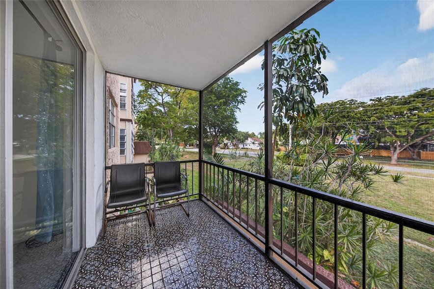 7300 NW 17th St, Unit 203 in Plantation, FL - Foto de edificio