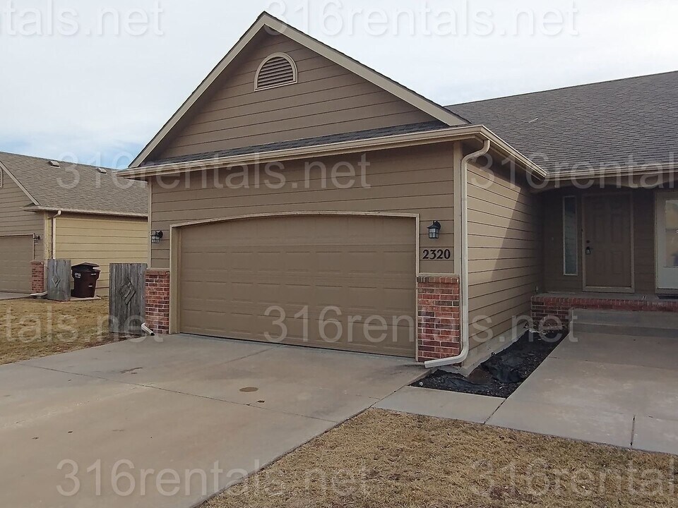 2320 S Goebel Cir in Wichita, KS - Building Photo