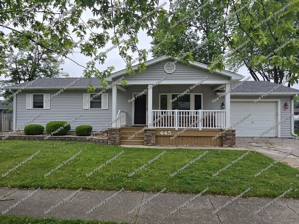445 Cheyenne Dr in Lowell, IN - Building Photo