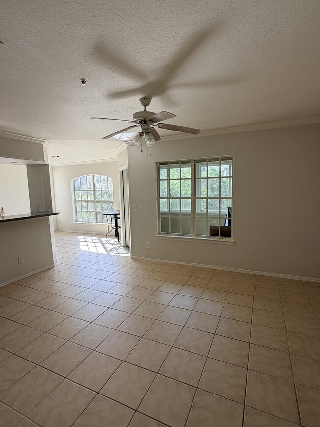 1701 The Greens Way, Unit 1323 in Jacksonville Beach, FL - Foto de edificio - Building Photo