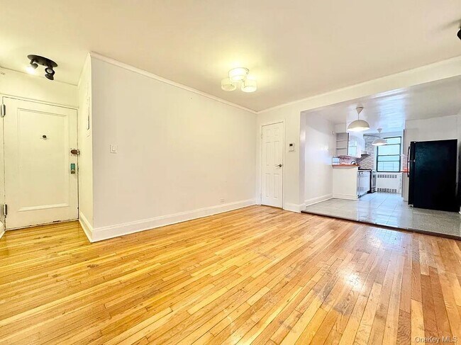 102-17 64th Rd in Queens, NY - Foto de edificio - Building Photo
