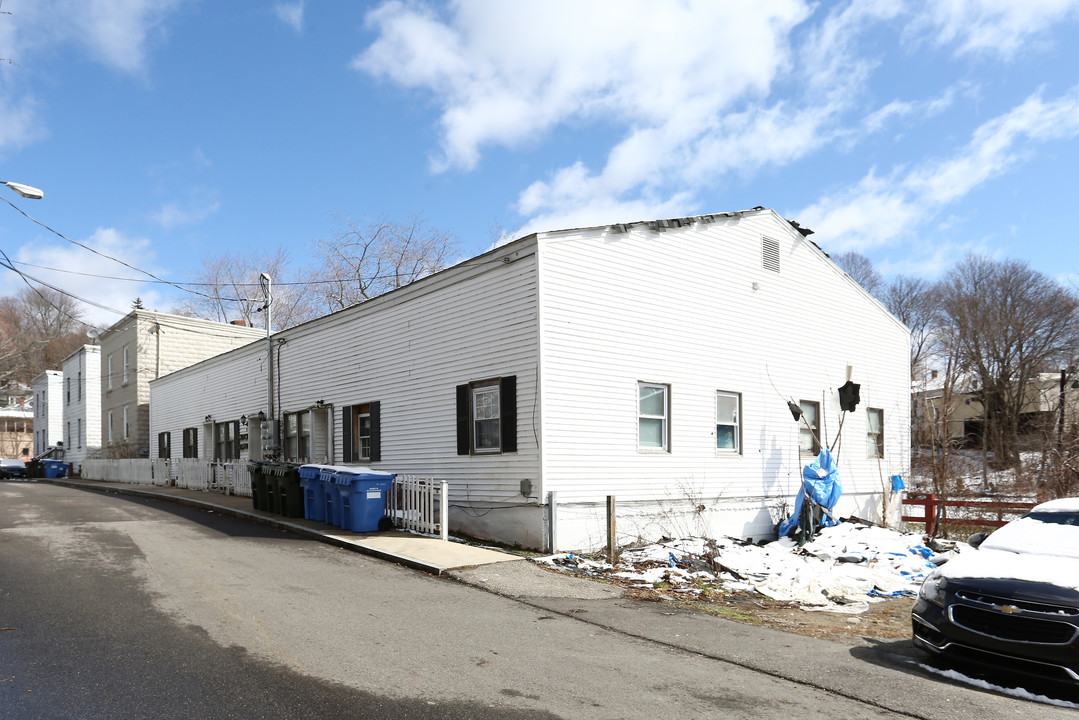 33 Lake St in Norwich, CT - Building Photo