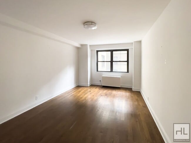 E 89 St, Unit 7H in New York, NY - Foto de edificio - Building Photo