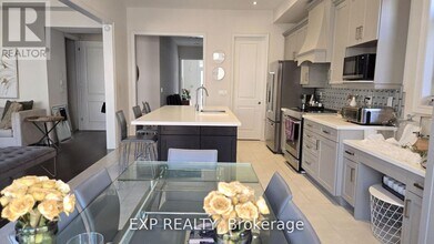 3102 Millicent Ave in Oakville, ON - Building Photo - Building Photo