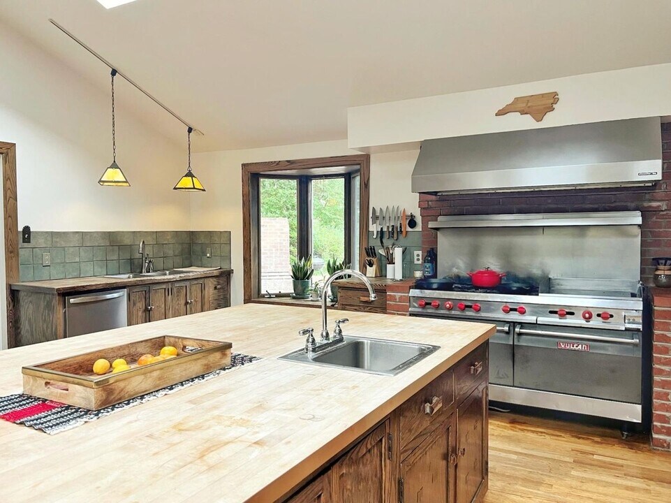 525 Birnamwood Dr in Chapel Hill, NC - Building Photo