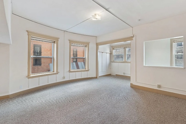 2311 W Wisconsin Ave in Milwaukee, WI - Foto de edificio - Building Photo