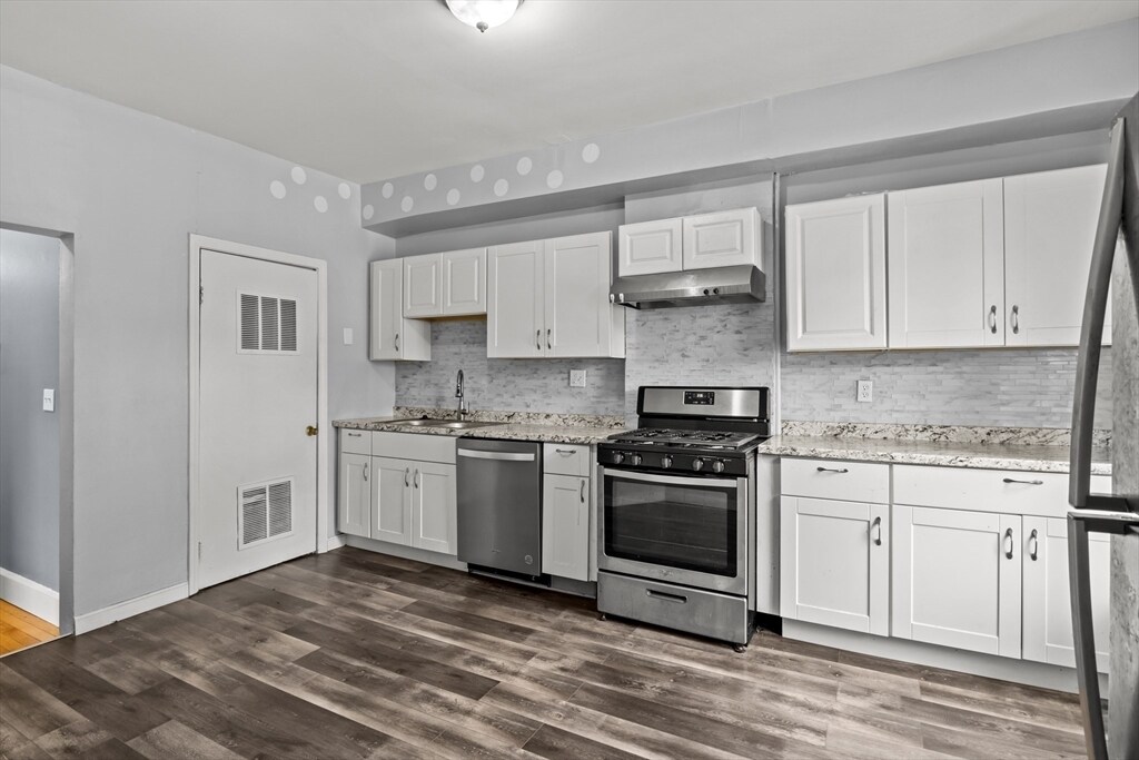 26 Alpine St, Unit 2 in Boston, MA - Foto de edificio