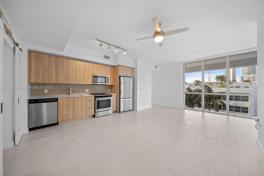 2150 N Bayshore Dr, Unit 0203 in Miami, FL - Building Photo