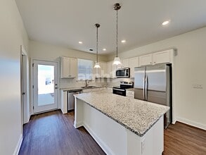 215 Stowe Rd in Belmont, NC - Foto de edificio - Building Photo