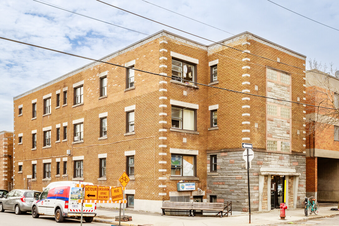 2302 De Châteauguay St in Montréal, QC - Building Photo