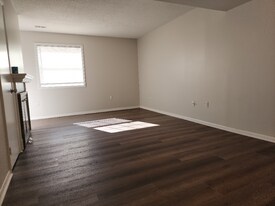 12730 Woodside Ln in Newport News, VA - Building Photo