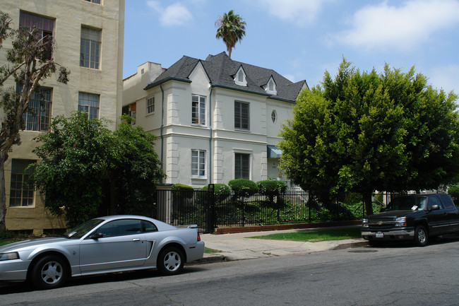 825 S Serrano Ave in Los Angeles, CA - Foto de edificio - Building Photo