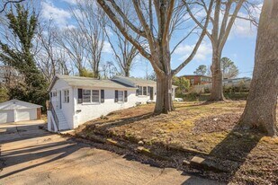 6037 Ingleside Dr in Charlotte, NC - Building Photo