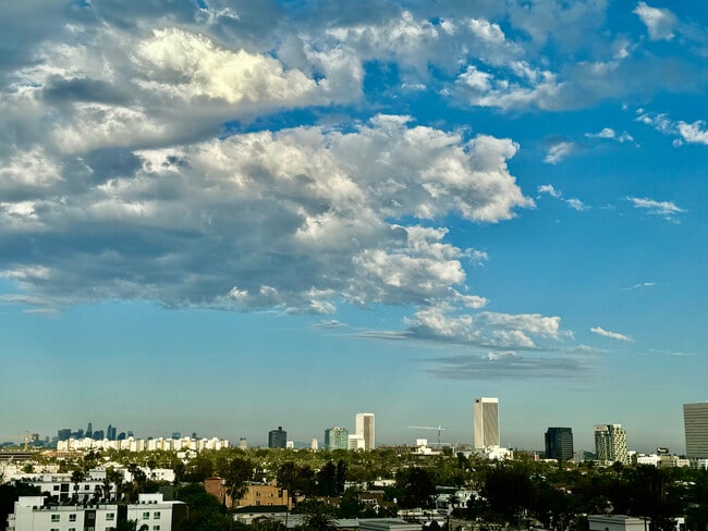 321 S San Vicente Blvd, Unit #805 in Los Angeles, CA - Foto de edificio - Building Photo