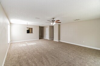 1919 Raising Hill Dr in Jacksonville, FL - Foto de edificio - Building Photo