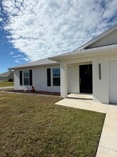 2120 NW 18th Ave in Cape Coral, FL - Foto de edificio - Building Photo