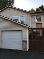 712 Elliott Road, Unit 3 in Newberg, OR - Building Photo