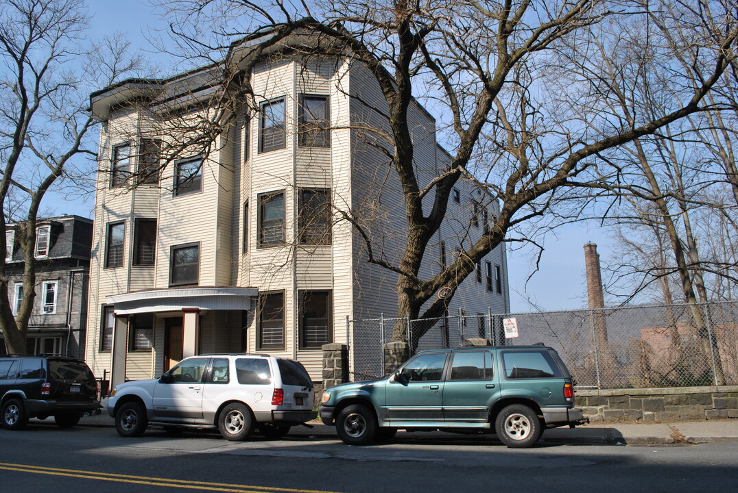 427 Warburton Ave in Yonkers, NY - Building Photo