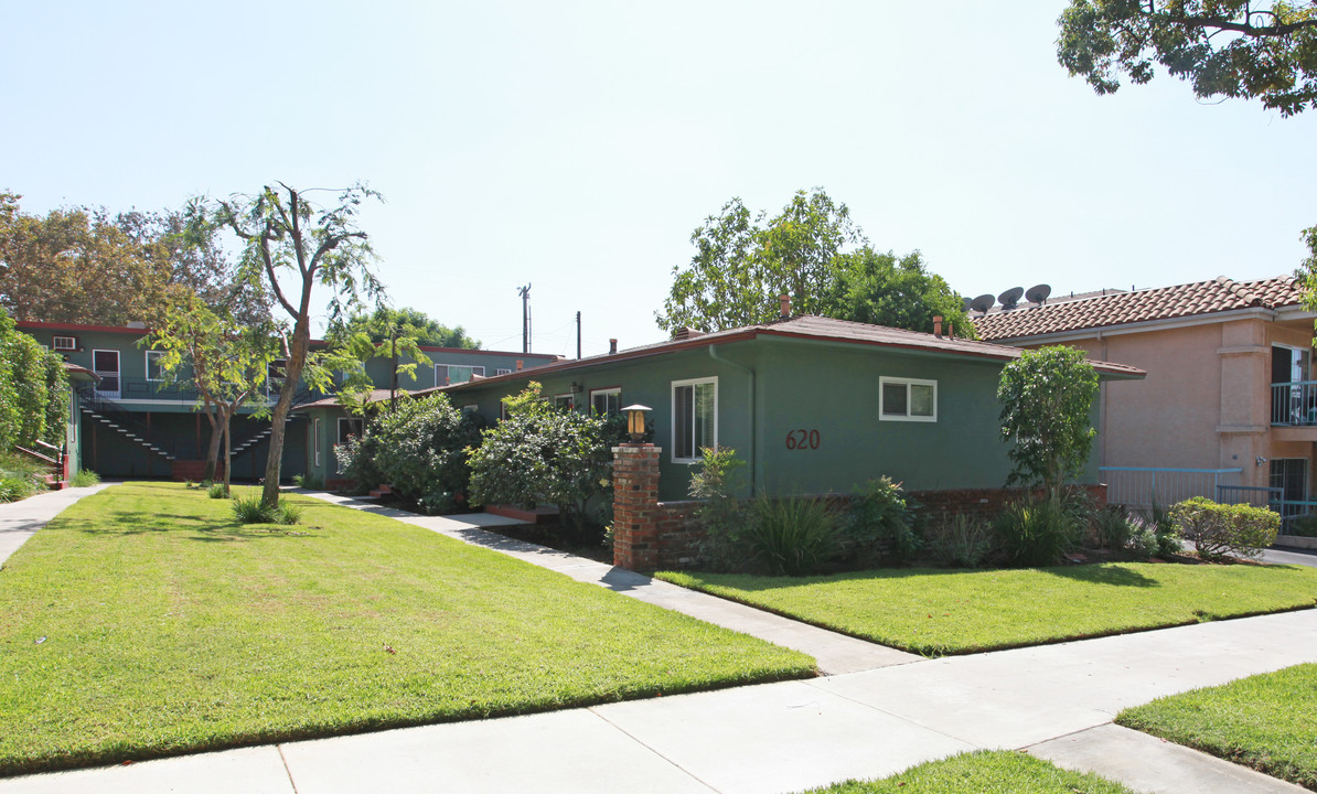 620 E Cypress Ave in Burbank, CA - Building Photo