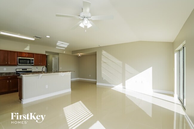 601 NW 17th Ave in Cape Coral, FL - Foto de edificio - Building Photo