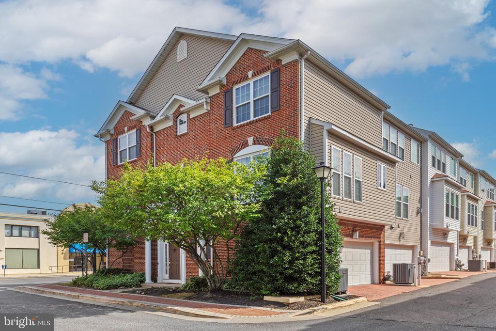 2500 Clairmont View Way in Silver Spring, MD - Building Photo