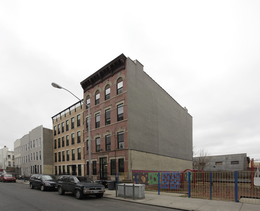 299-303 Jefferson St in Brooklyn, NY - Building Photo