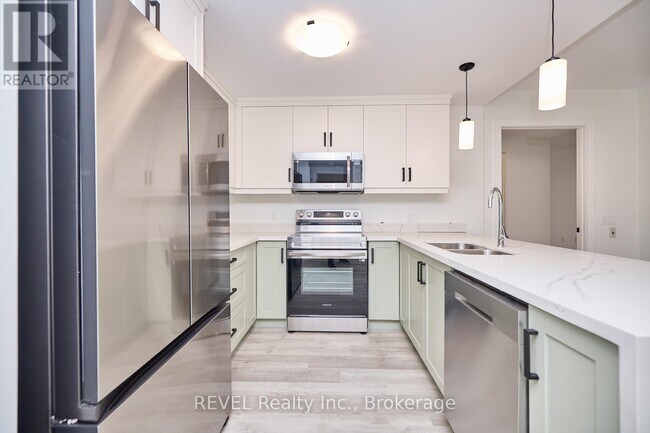 300B-300B Fourth Ave in St Catharines, ON - Building Photo - Building Photo