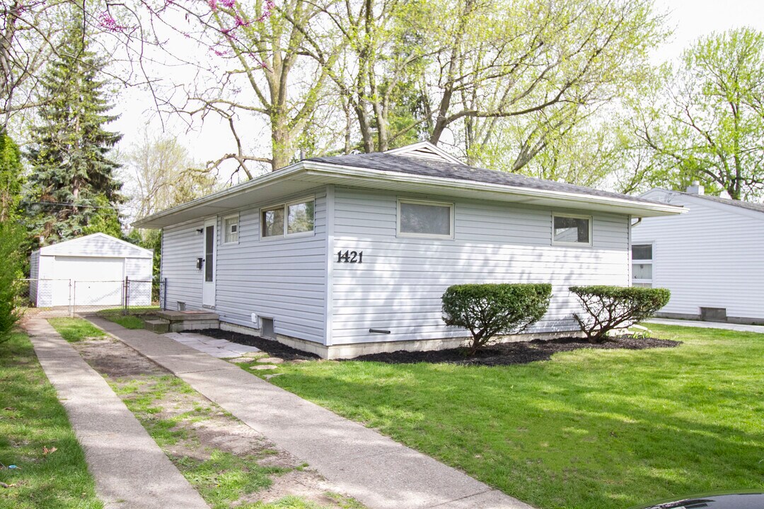 1421 Pennelwood Dr in Toledo, OH - Building Photo