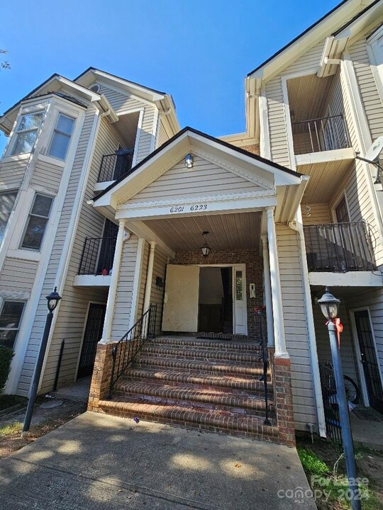 6217 Rosecroft Dr in Charlotte, NC - Foto de edificio