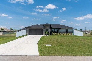 1302 NE 2nd Pl in Cape Coral, FL - Building Photo