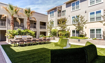 Madera in Mountain View, CA - Foto de edificio - Building Photo