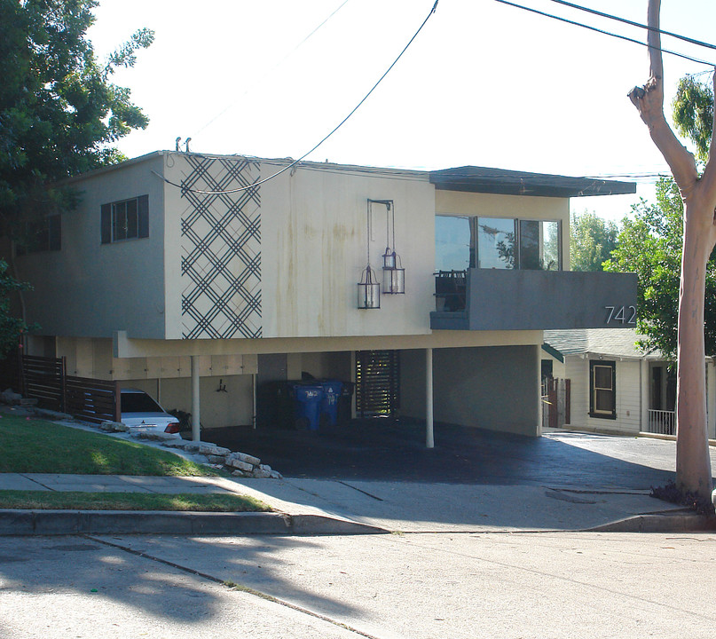 742 Maltman Ave in Los Angeles, CA - Foto de edificio