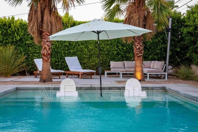 2355 W Nicola Rd in Palm Springs, CA - Foto de edificio - Building Photo