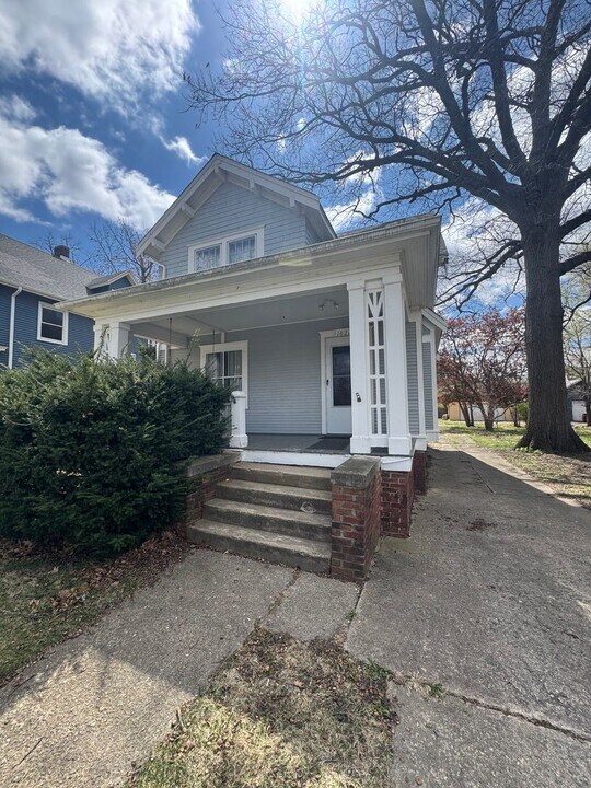 1622 W Callender Ave in Peoria, IL - Foto de edificio