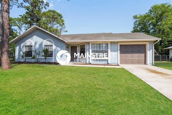 1095 Heath Ave NW in Palm Bay, FL - Building Photo