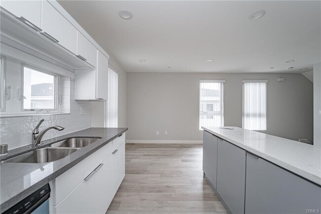 6926 Morella Ave in Los Angeles, CA - Building Photo - Building Photo