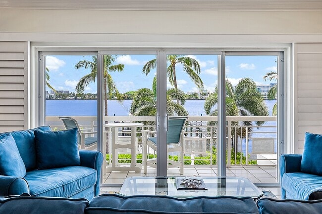 250 Bradley Pl in Palm Beach, FL - Building Photo - Building Photo