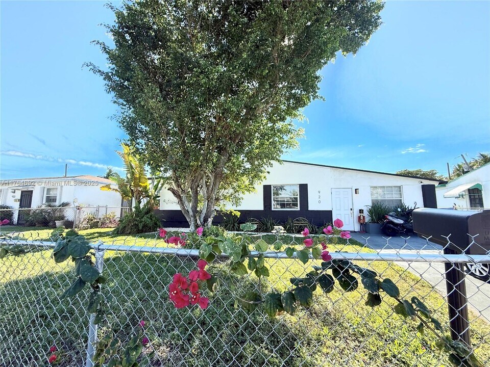 920 NW 84th St in Miami, FL - Building Photo